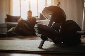 英超再出名画面：铁头功不敌金刚肘！ 加布：你干嘛呢？练铁头功吗？还假装受伤了呀？